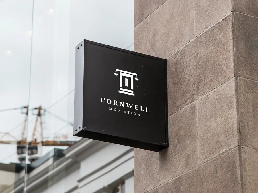 Cartel exterior con la marca Cornwell Mediation